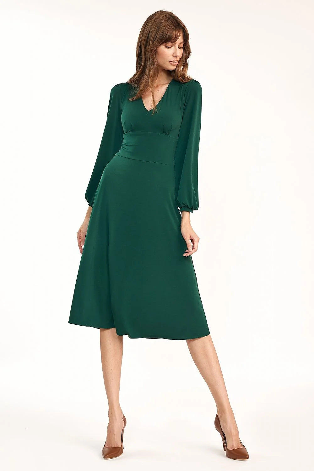 robe midi émeraude mate élégante manches longues bouffantes poignets froncés décolleté V taille empire ajustée ceinture marquée coupe évasée fluide