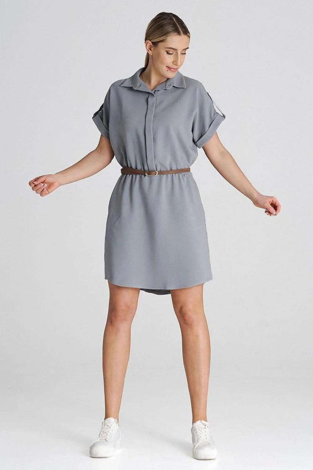 Robe d'été simple élégante en tissu léger couleur gris clair taille ajustable pour femmes occasion décontractée