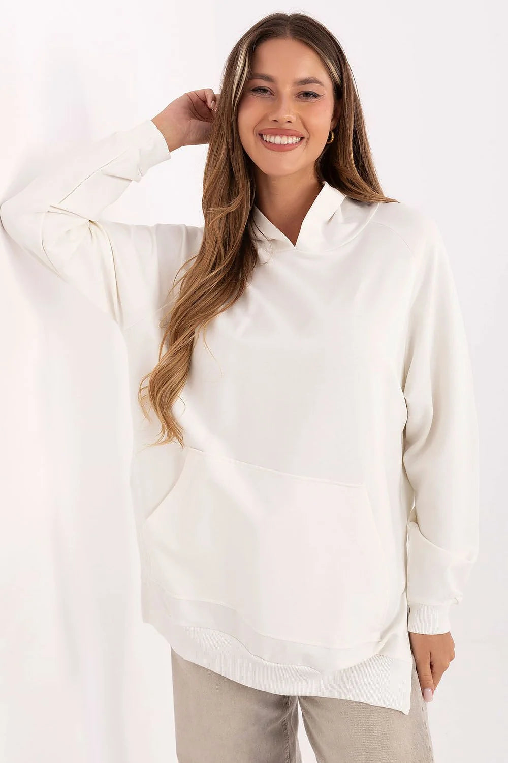 sweatshirt femme oversize crème ivoire coupe longue décontractée manches raglan encolure V capuche poche kangourou molletonnée douce coton