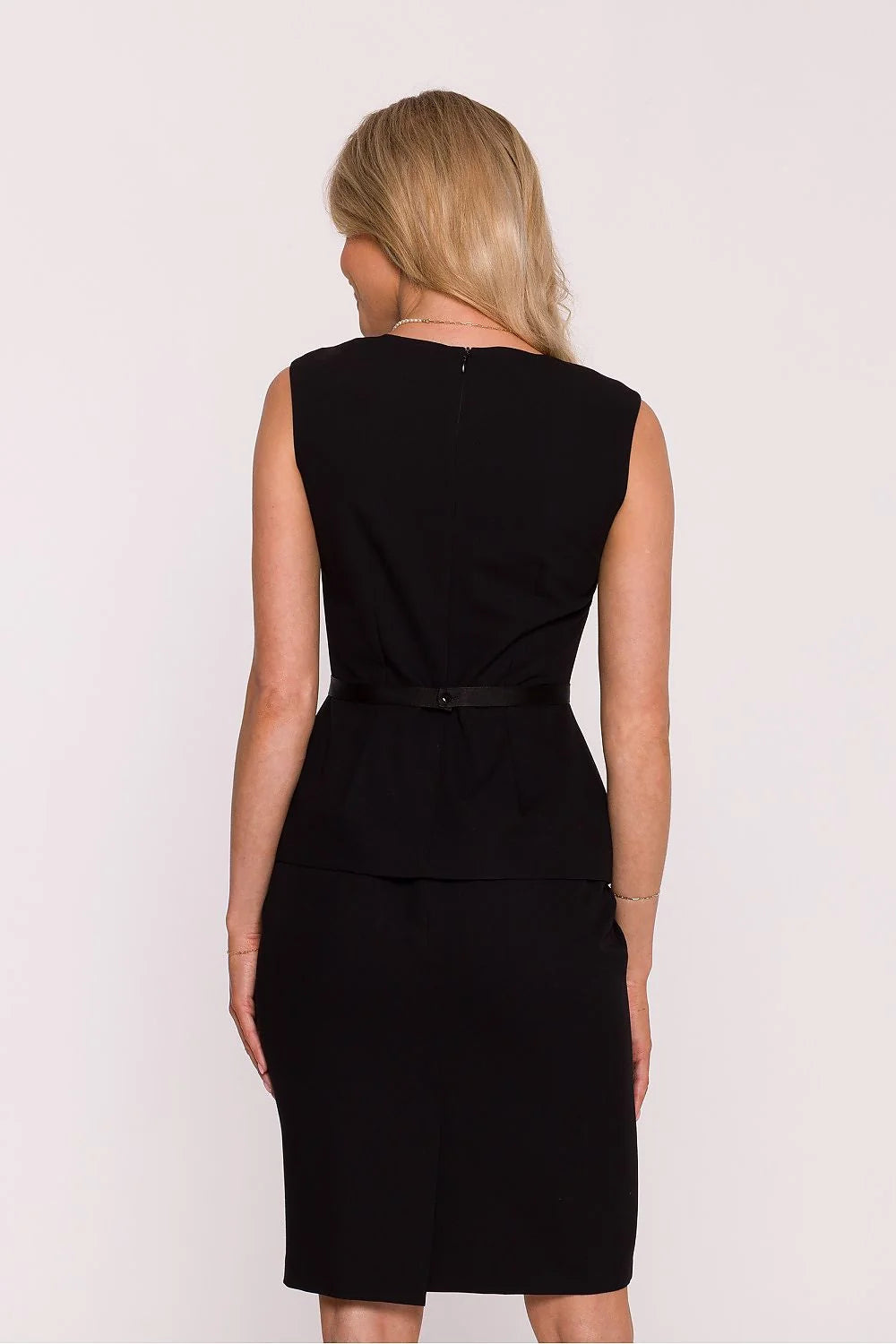 robe crayon noire sans manches encolure bateau doublée lisse taille marquée peplum ceinture fine contrastée coupe ajustée genou