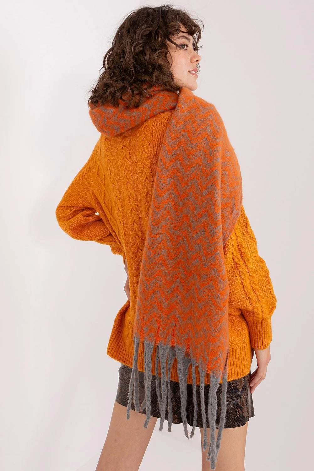 Ensemble mode femme pull orange écharpe franges jupe motif serpent automne hiver style boho chic