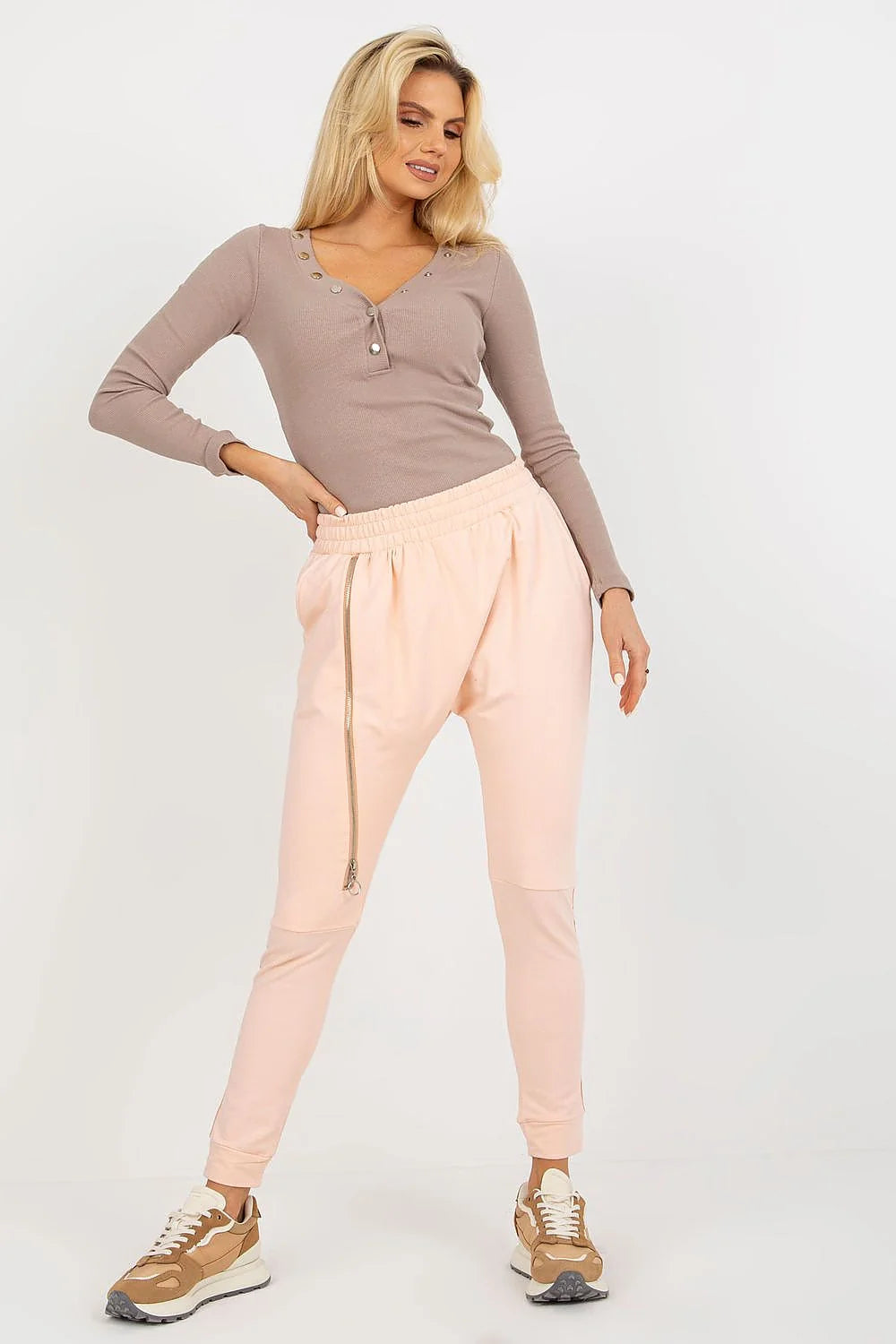 Pantalon survêtement Ex Moda blanc haut ajusté fuchsia couleur vif manches longues décolleté V boutons-pression