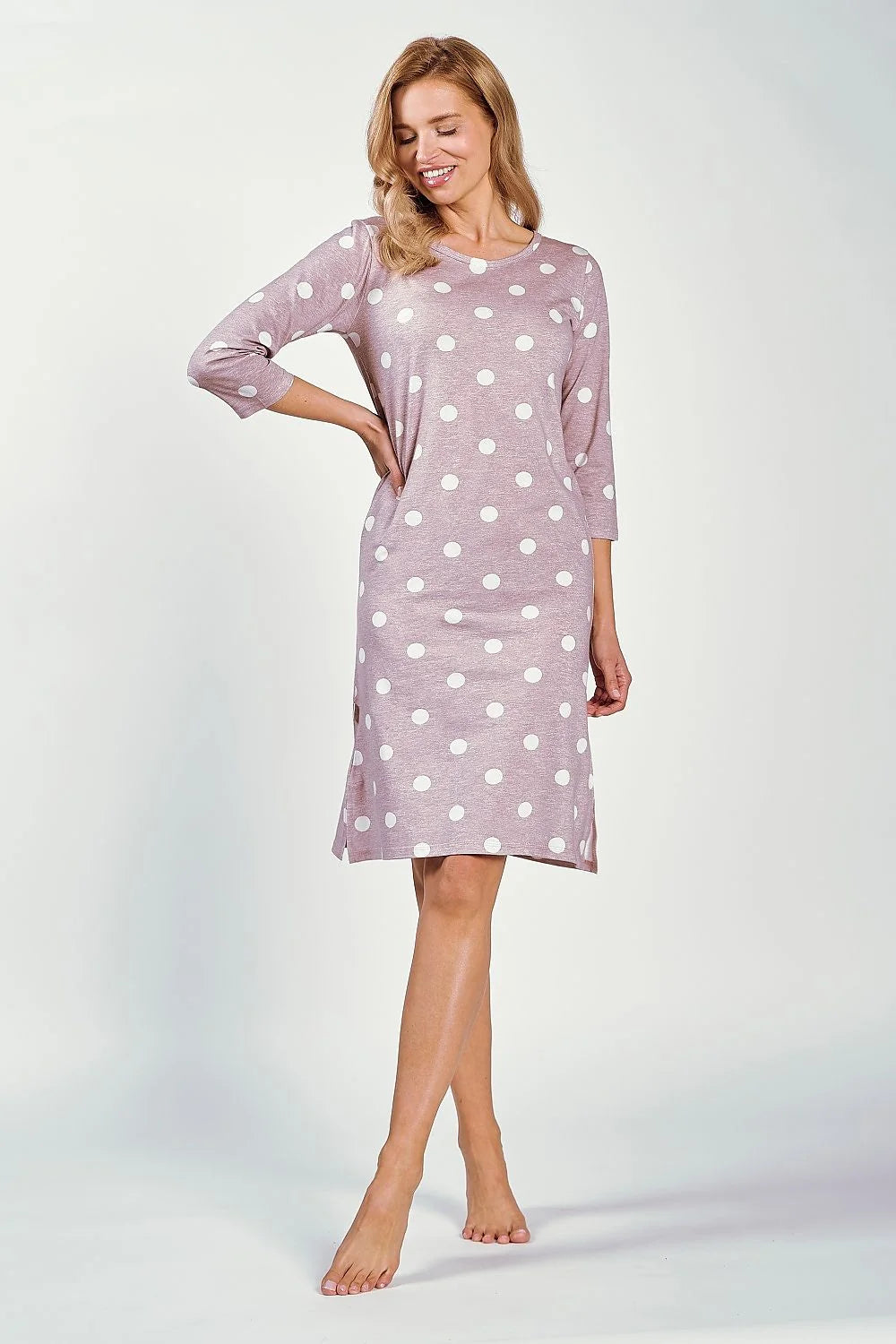 Chemise de nuit élégante à pois blancs robe de détente manches 3/4 coupe droite longueur genoux douce et confortable pour femme