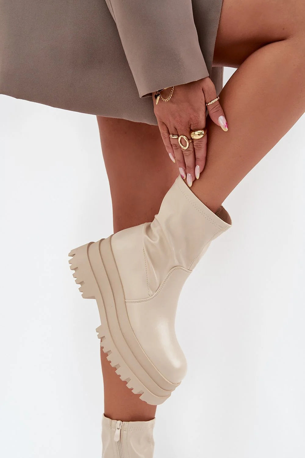 bottines femme simili cuir beige plateforme massive crantée chunky semelle antidérapante bout rond fermeture éclair latérale doublure peluche chaleur