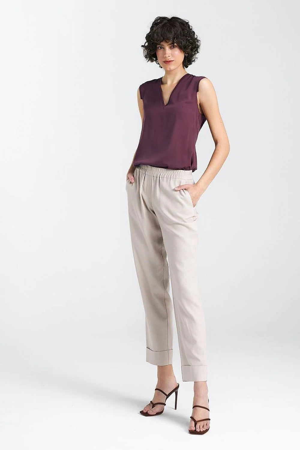 Pantalon femme décontracté coupe droite taille élastiquée coloris beige clair matériaux doux poches latérales occasion quotidienne