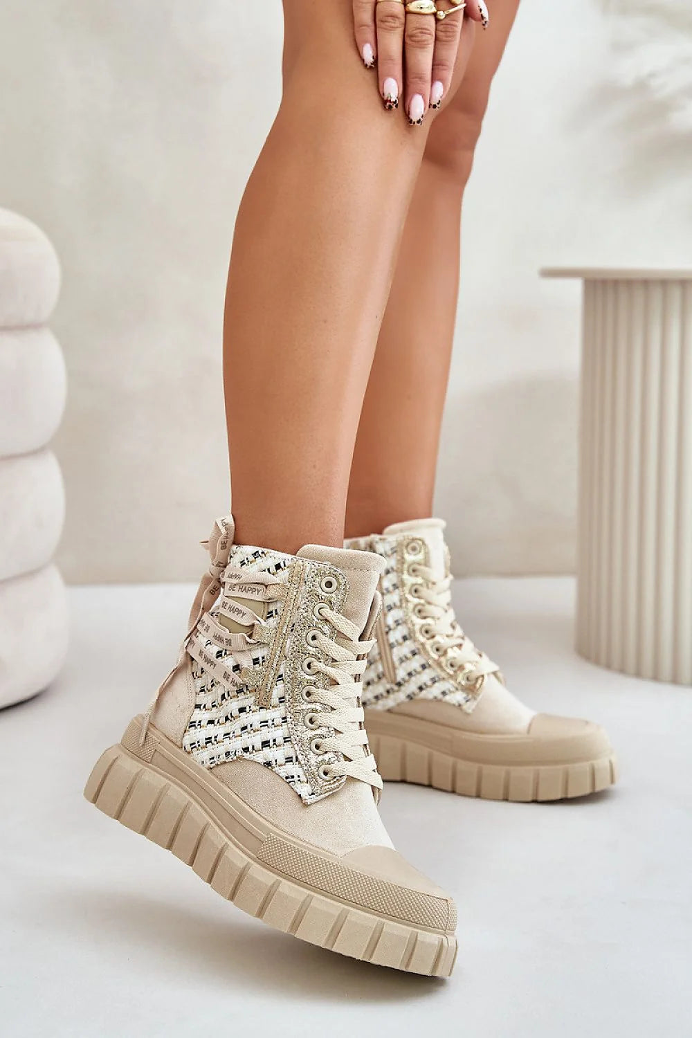 bottines montantes femme beige ecosuede textile multicolore tressé semelle plateforme crantée 5cm lacets gravés behappy zip latéral œillets métal