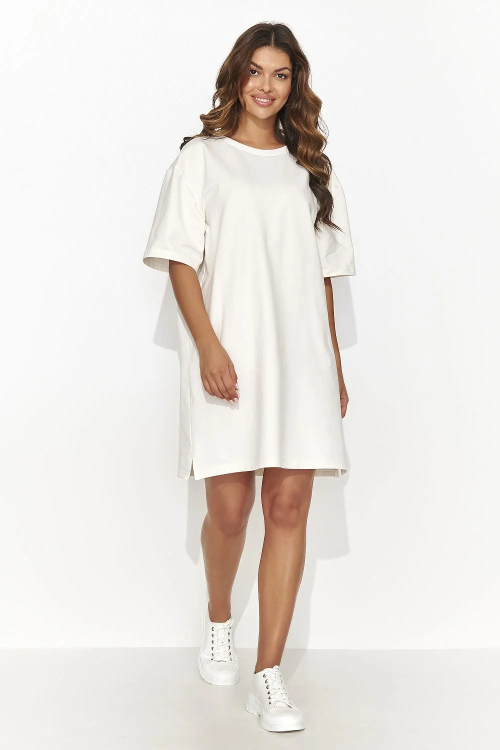 Robe de jour Numinou style minimaliste femme couleur blanche manches courtes col rond coupe droite fente latérale tissu coton respirant