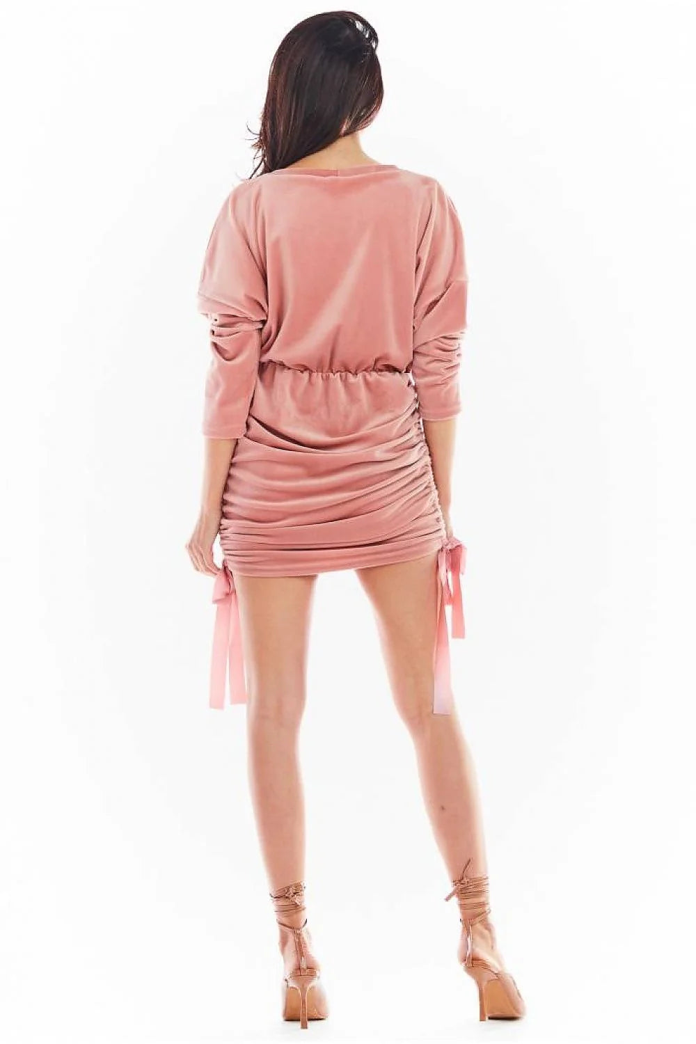 robe courte élégante velours noir manches longues ajustables silhouette cintrée jupe drapée fronces latérales cordons ajustement stretch doux luxueux glamour