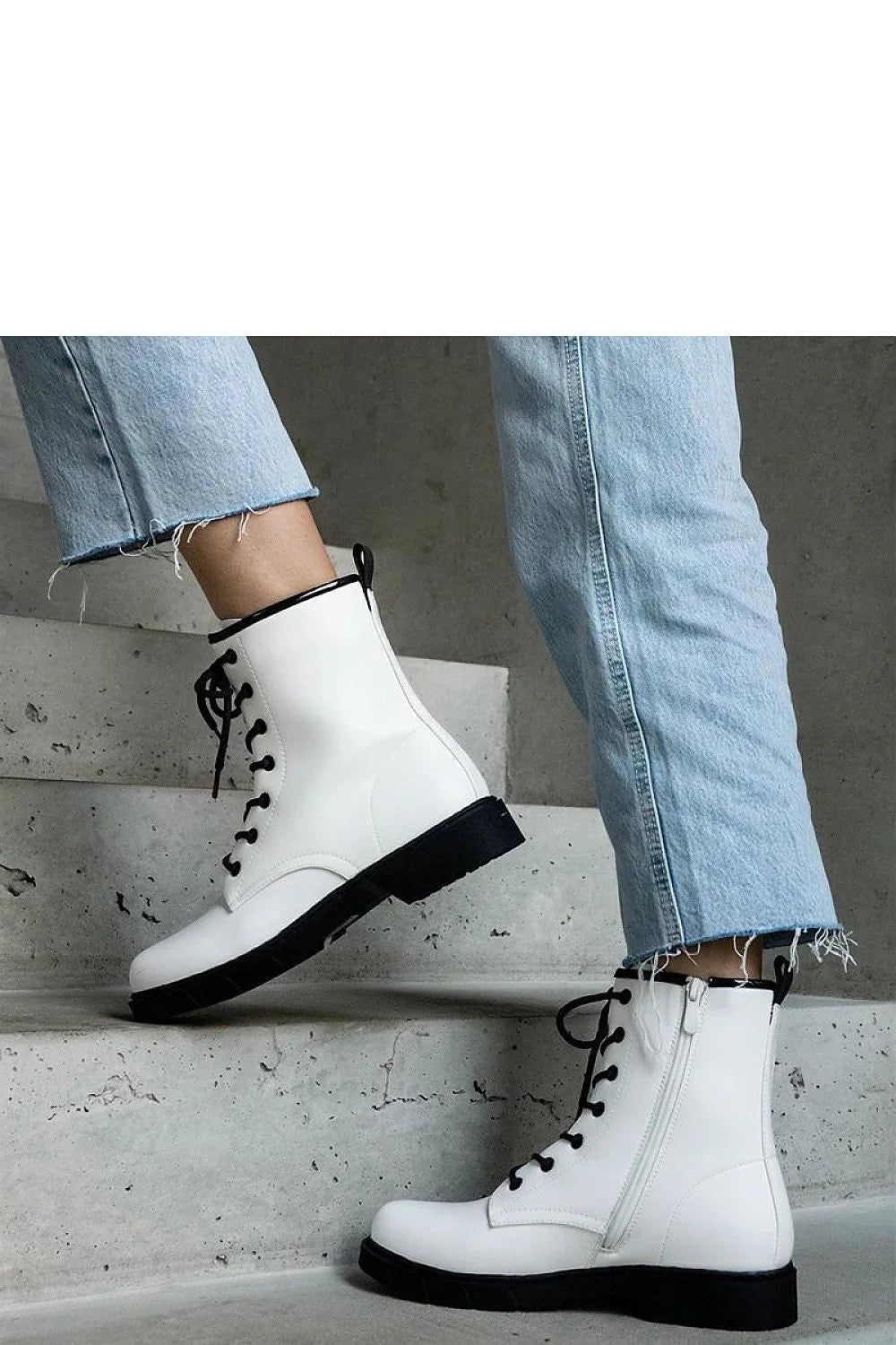 Bottines blanches en cuir artificiel militaire design moderne épuré lacets noirs semelle épaisse talon 4.5 cm femmes
