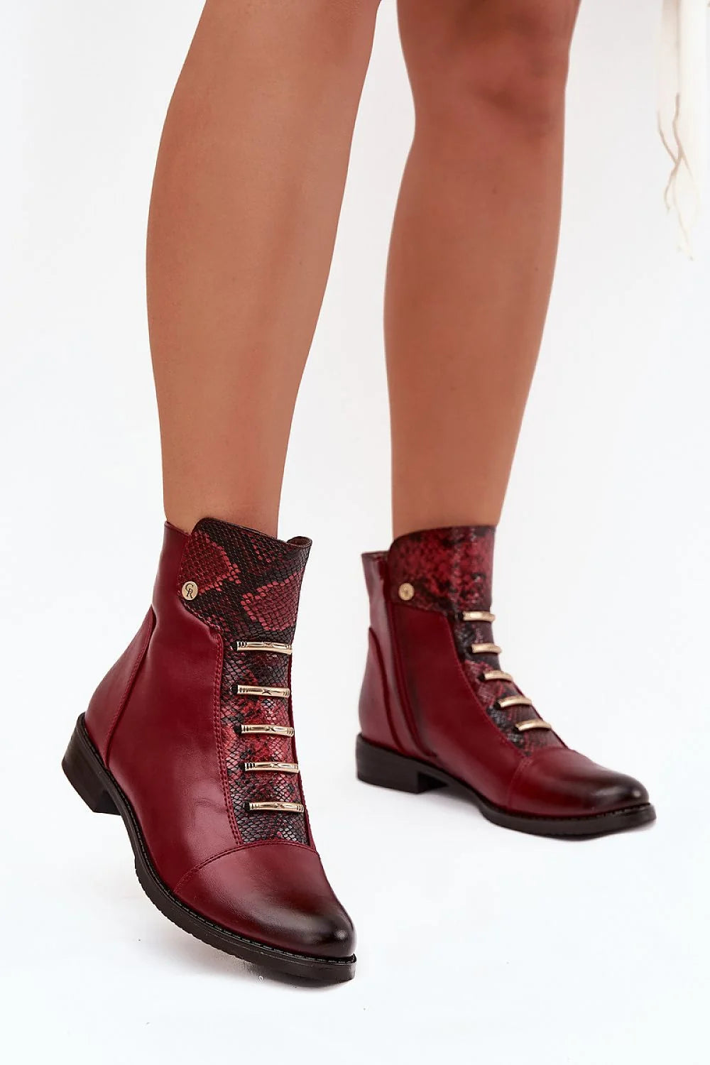 bottines femme bordeaux simili cuir doublure fourrure synthétique fermeture éclair talon bas carré bout rond semelle gomme python empiècements dorés