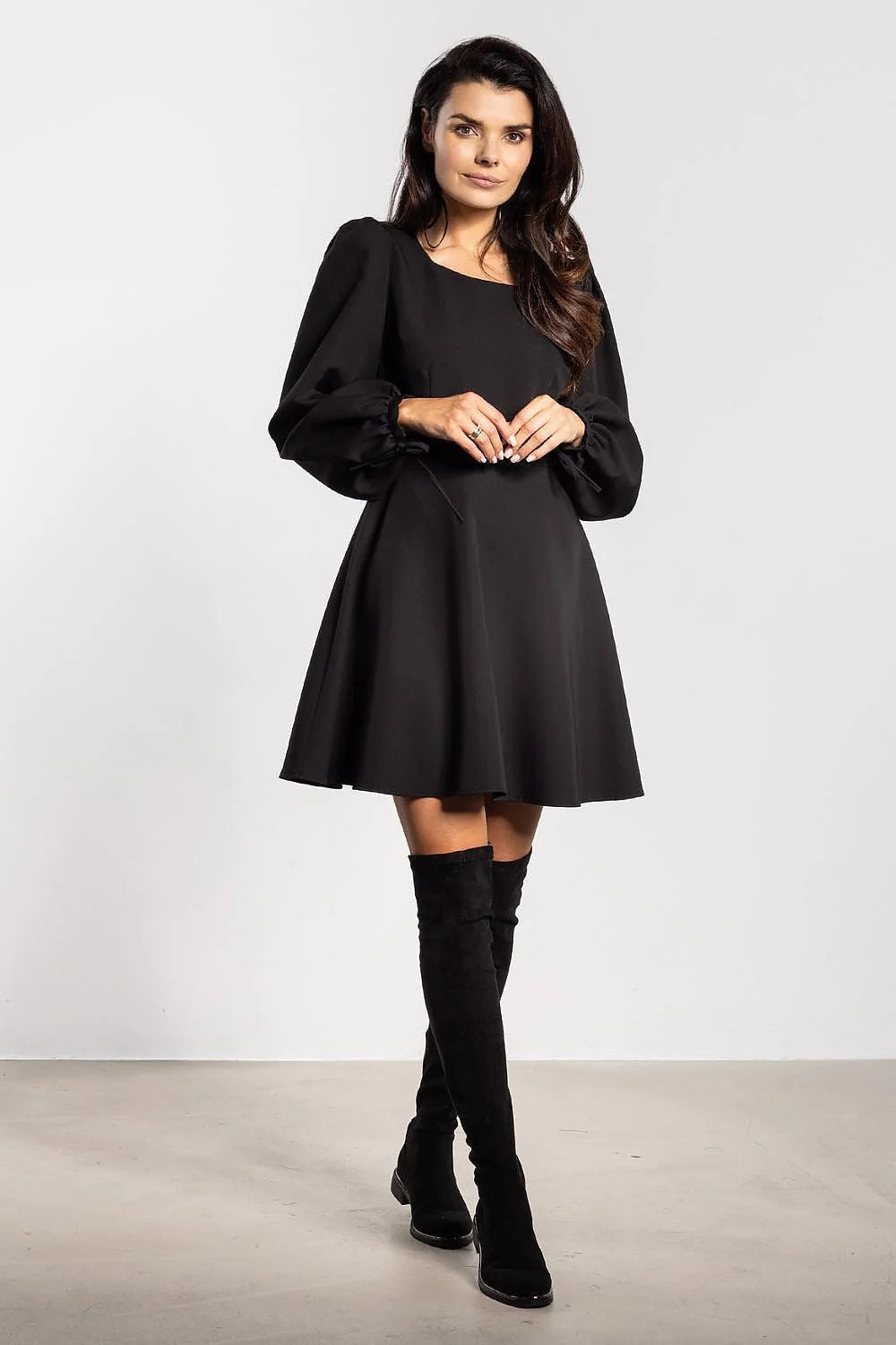 robe mini patineuse noire femme encolure ronde taille cintrée jupe évasée courte manches longues ballon poignets élastiques noeud décoratif élégante