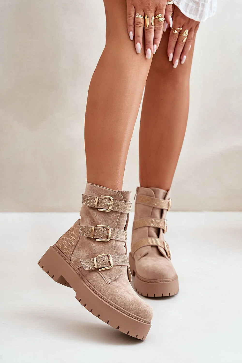 bottines femme modernes audacieuses utilitaire chic cuir suédé beige triples sangles boucles dorées semelle épaisse crantée bout rond zip latéral