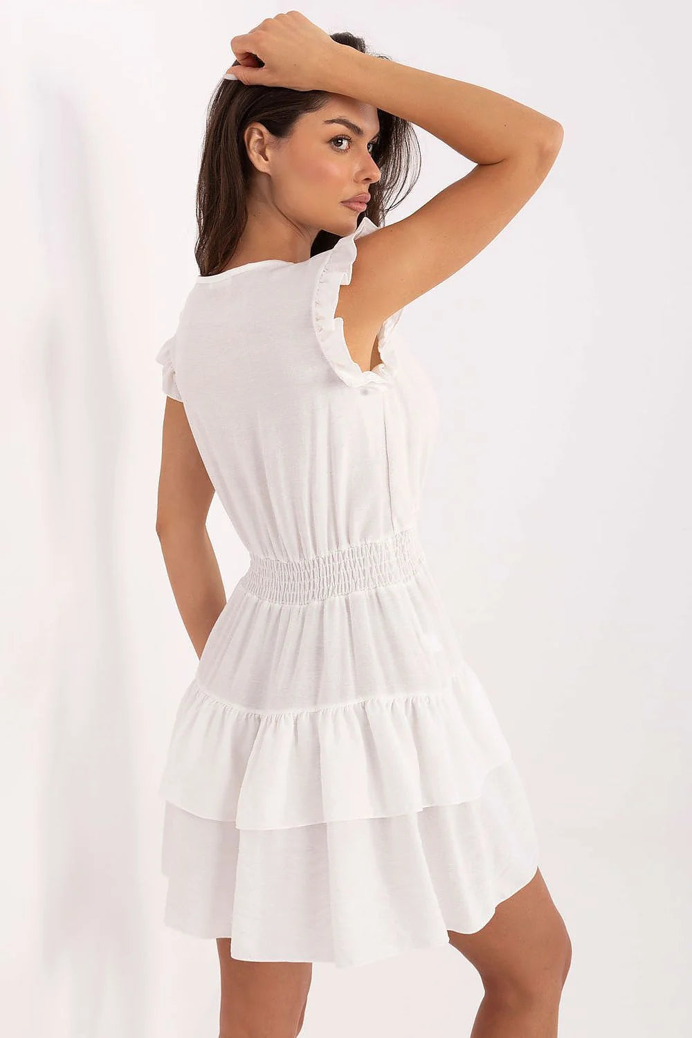 robe courte estivale blanche manches courtes volants smockée taille cintrée décolleté rond lien noué goutte jupe étagée fluide