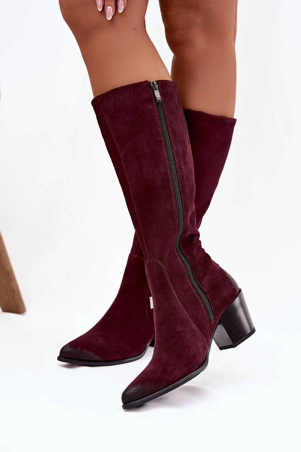 bottes hautes femme suède bordeaux bout pointu talon bloc six centimètres fermeture éclair boucle argentée doublure feutre chaleur élégantes confortables