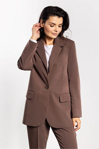 veste blazer femme tailleur marron chocolat coupe droite longue bouton unique col cranté poches rabat matière structurée finition lisse professionnel