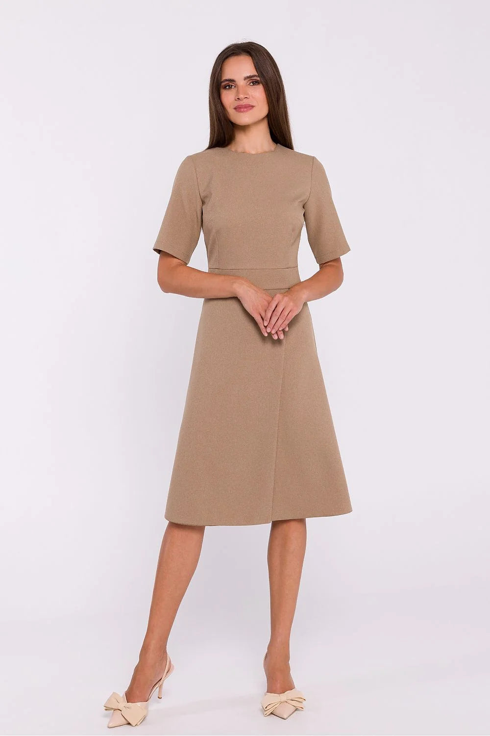 Robe de jour Stylove élégante beige manches courtes dos nu fermeture éclair silhouette évasée genou longueur femme