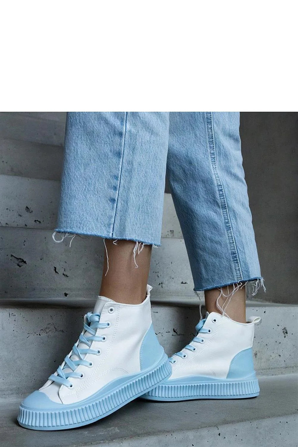 Baskets montantes femmes moderne blanc bleu pâle semelle caoutchouc nervurée lacets métalliques高 top sportif décontracté