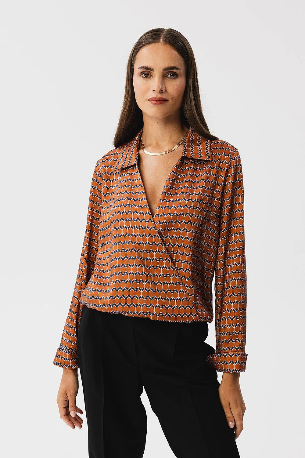 chemisier Stylove satiné imprimé géométrique terracotta bleu blanc manches longues col tailleur décolleté profond blousant froncé élastiqué poignets