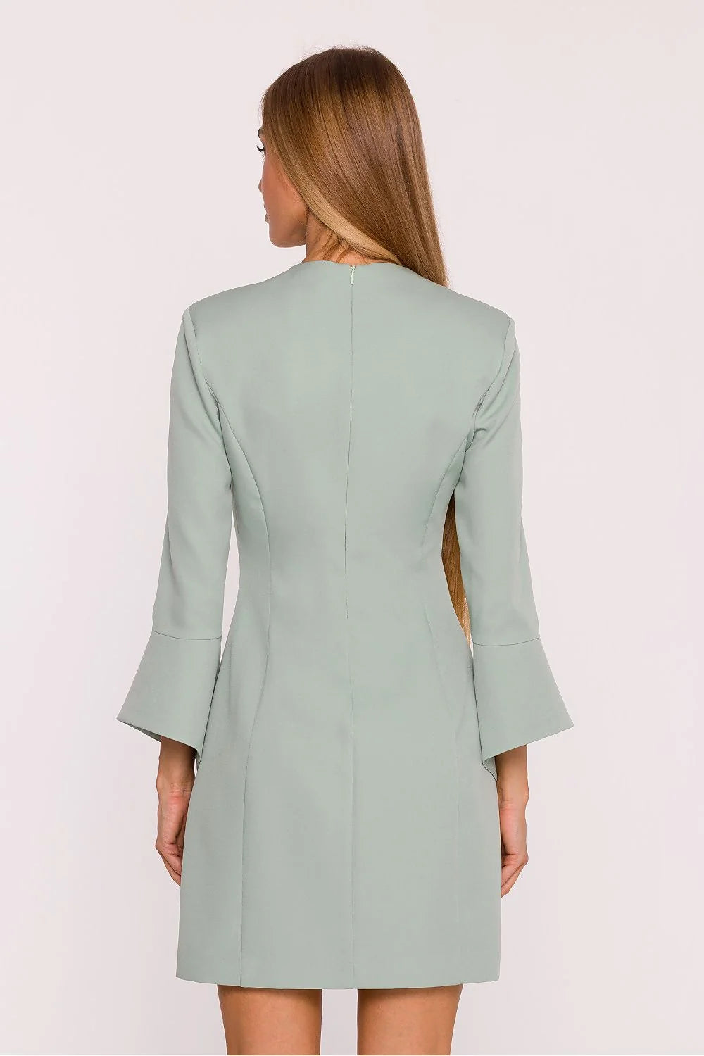 robe courte ajustée vert sauge tissu structuré mat col V graphique manches troisquarts cloche cintrée taille bijou métallique fabriquée Pologne