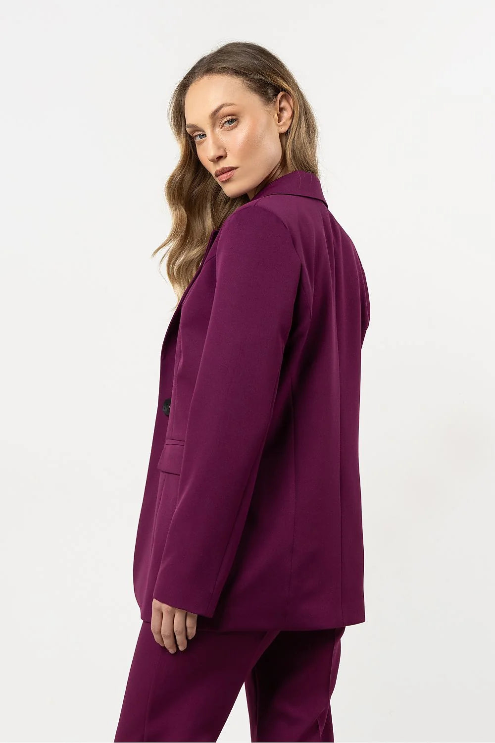 Tailleur féminin moderne veste ajustée pantalon droite couleur prune matériau polyester texture lisse coupe élégante occasion professionnelle