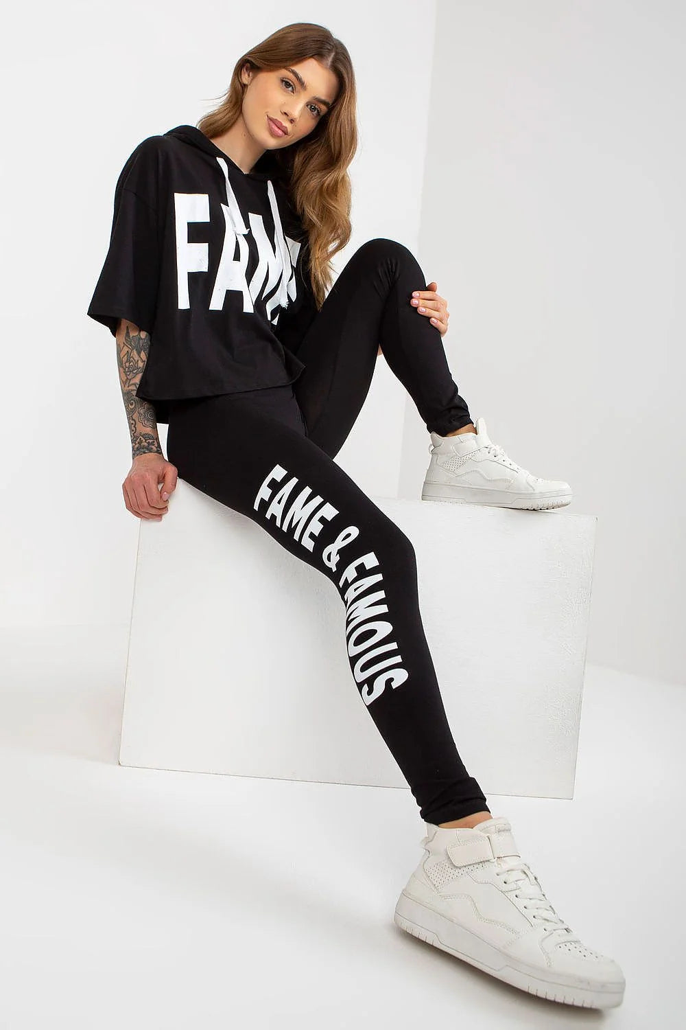 Ensemble sportif moderne femme sweat à capuche crop top leggings extensibles coton élasthanne look athleisure