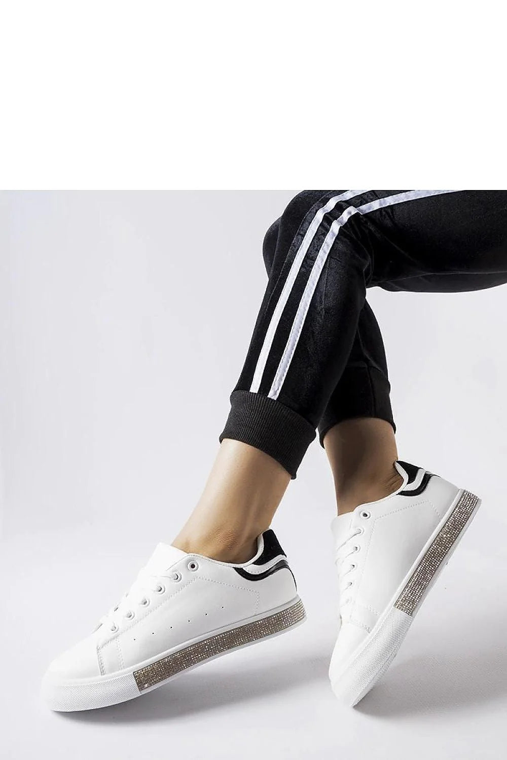 Chaussures de sport Solea femmes design moderne minimaliste blanc noir perforations crystals semelle caoutchouc confort durable