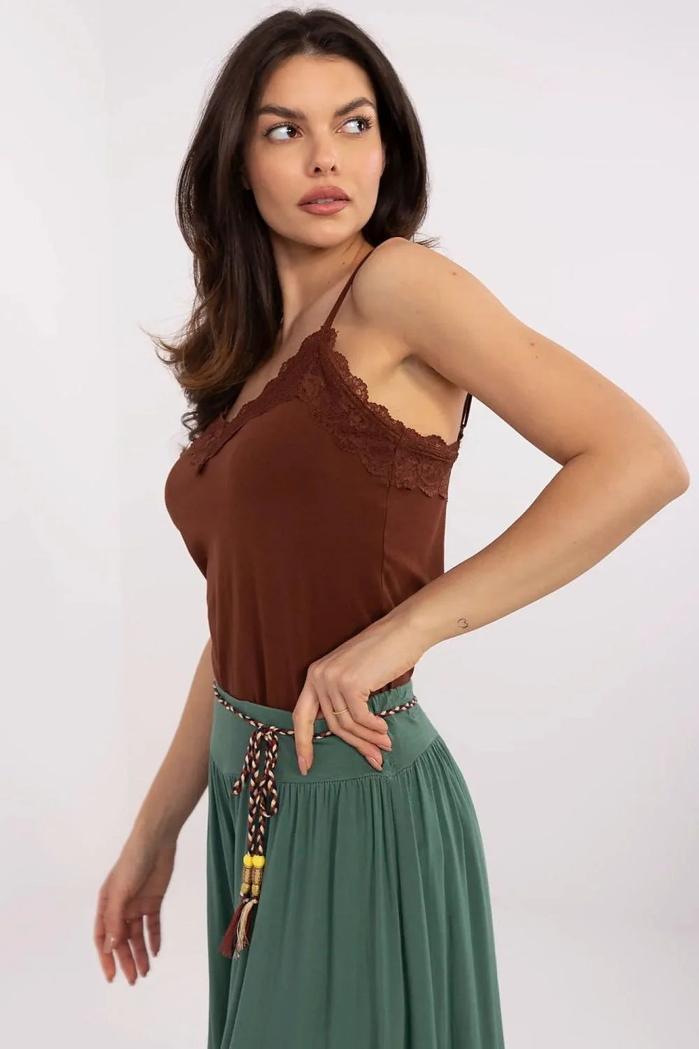 ensemble haut caraco dentelle décolleté spaghetti jersey extensible ajustée femme jupe longue évasée vert foncé ceinture cordelette tressée multicolore perles