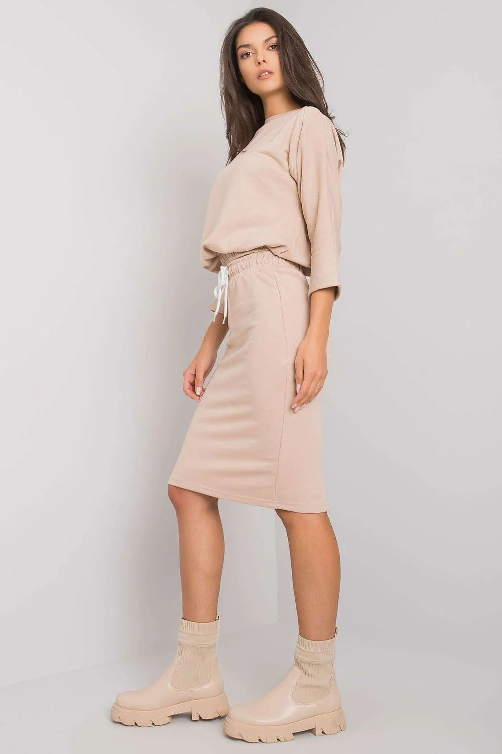 Ensemble chemisier manches trois quarts col rond coupe droite jupe crayon midi coton polyester beige confortable moderne intemporel