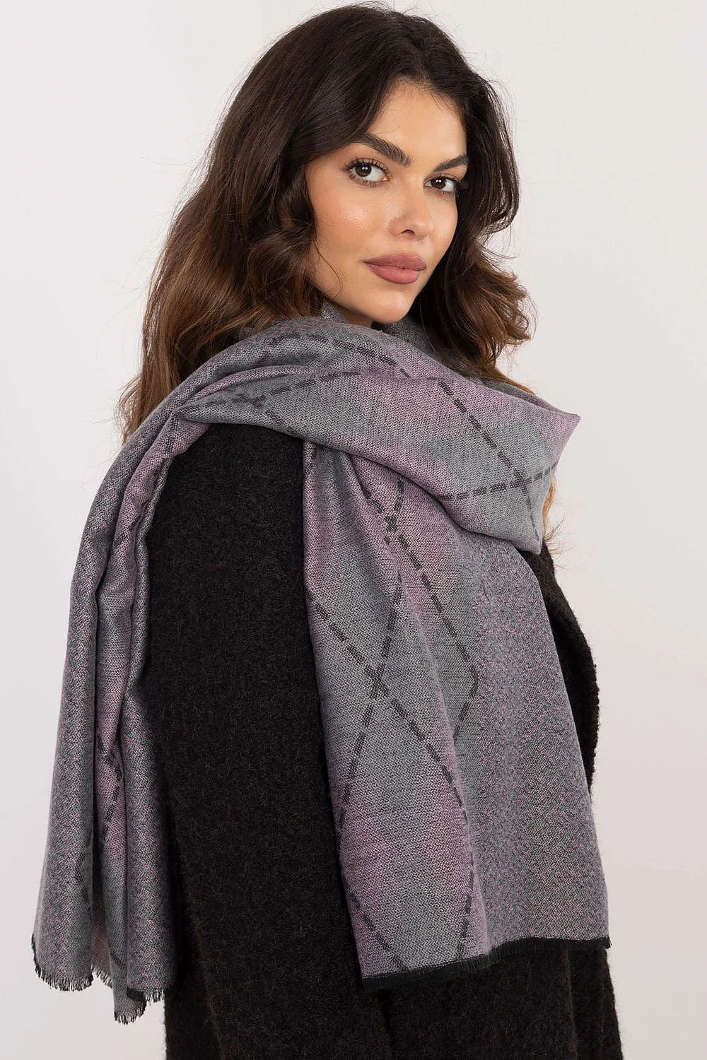 Foulard élégant motif géométrique viscose chaleureux confortable accessoire mode femme automne hiver