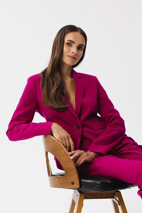 Pantalon femme satin lisse fuchsia coupe slim tailleur professionnel moderne audacieux col cranté manches longues sophistiqué