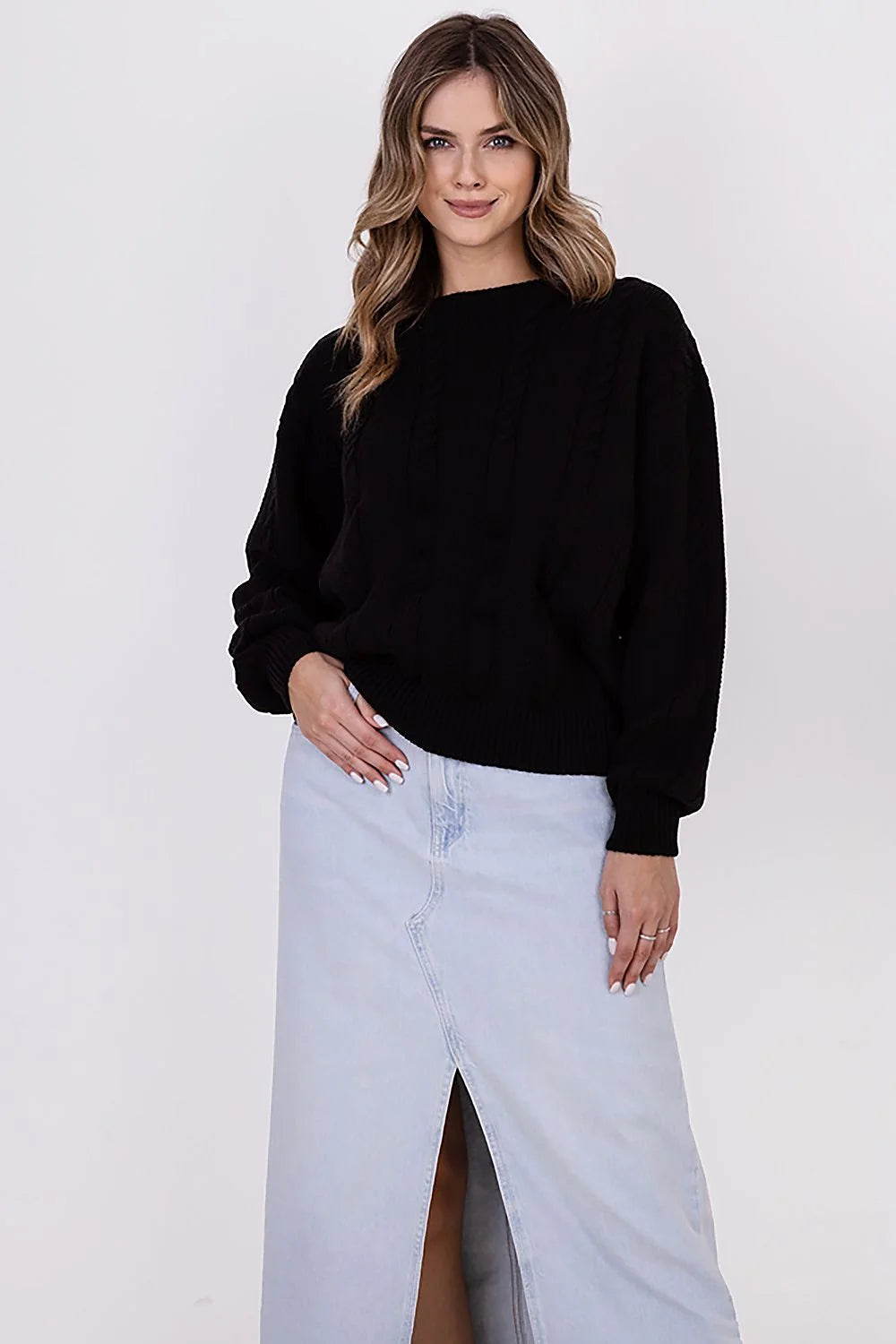 Pull et jupe femme mode classique texture torsadée couleur noir et bleu longueur totale coupe ample fente frontale