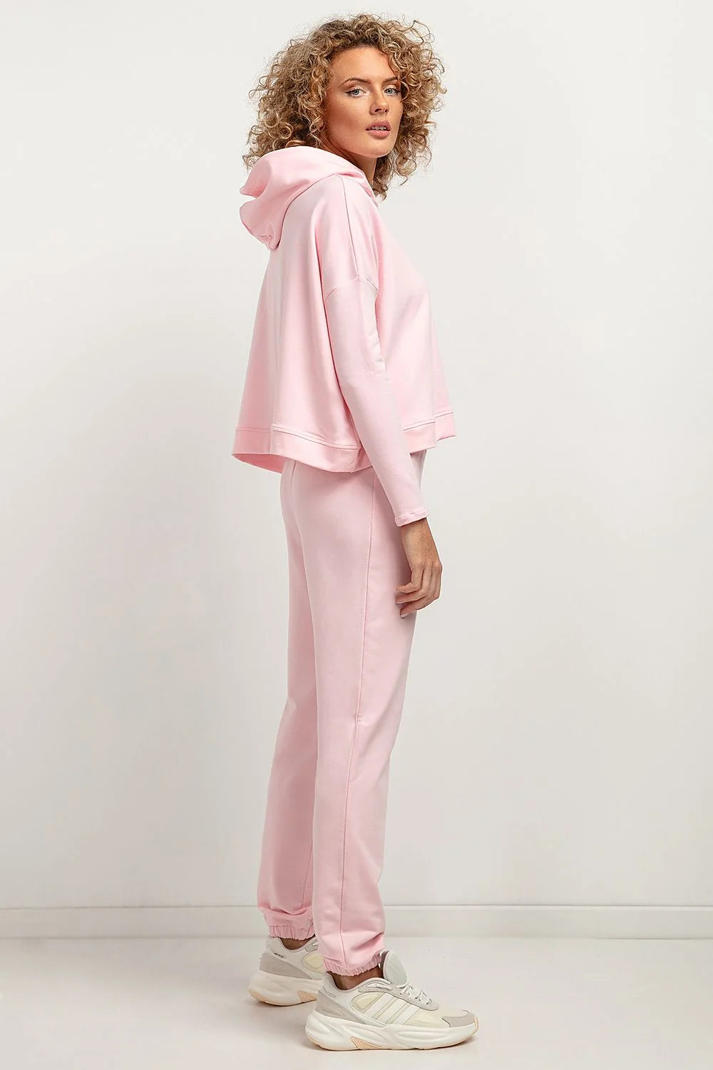 ensemble coordonné sweatshirt capuche court oversize jogger élastique chevilles resserrées coupe ajustée coton polyester molleton doux OEKO TEX rose minimaliste