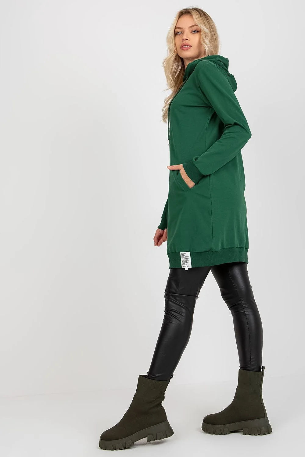 robe sweat capuche kangourou oversize mi cuisse molleton vert sapin legging brillant noir moulant bottines olive semelle crantée