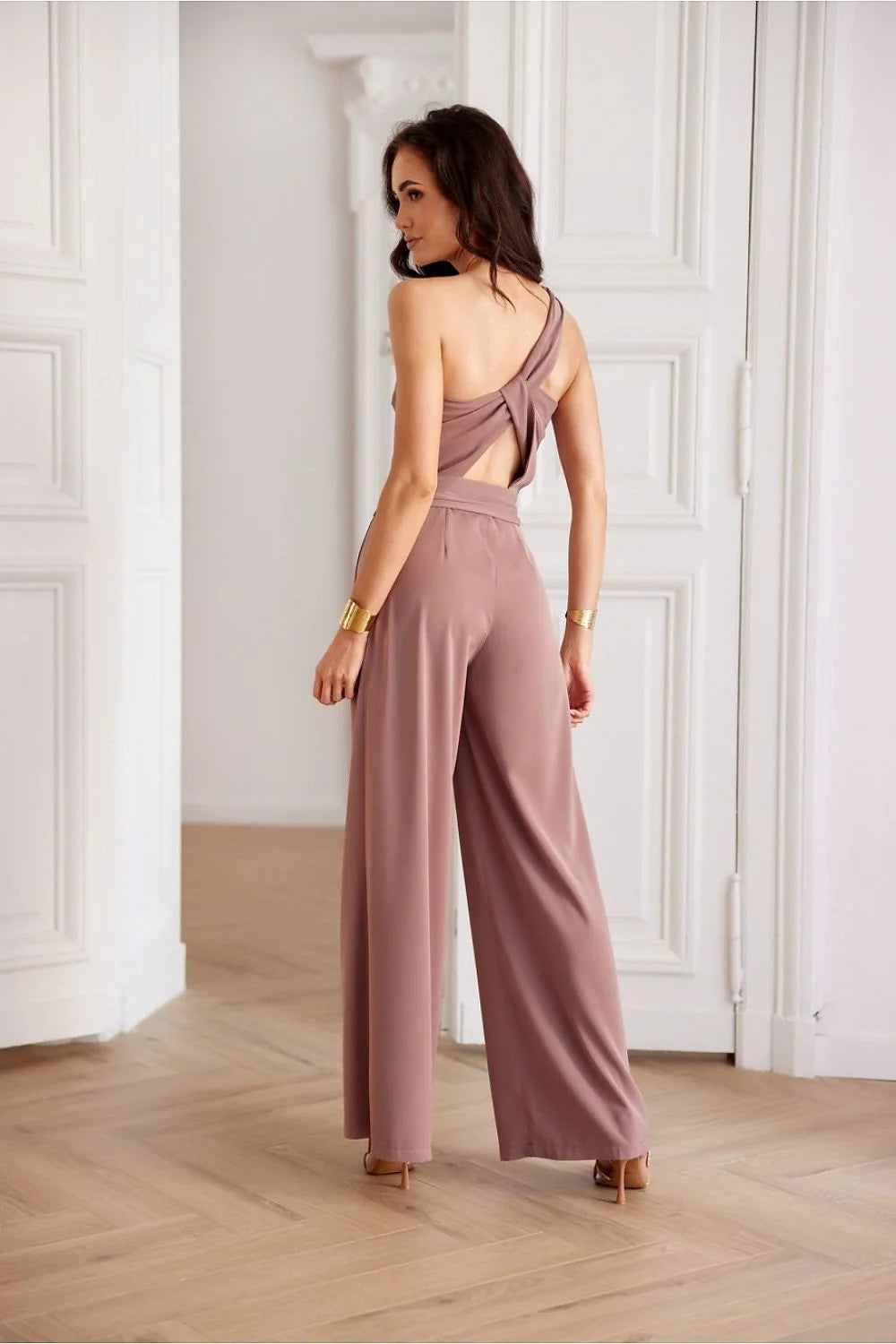 Combinaison pour femmes design asymétrique moderne couleur mauve manches courtes dos nu ceinture assortie polyester fluide taille ajustable