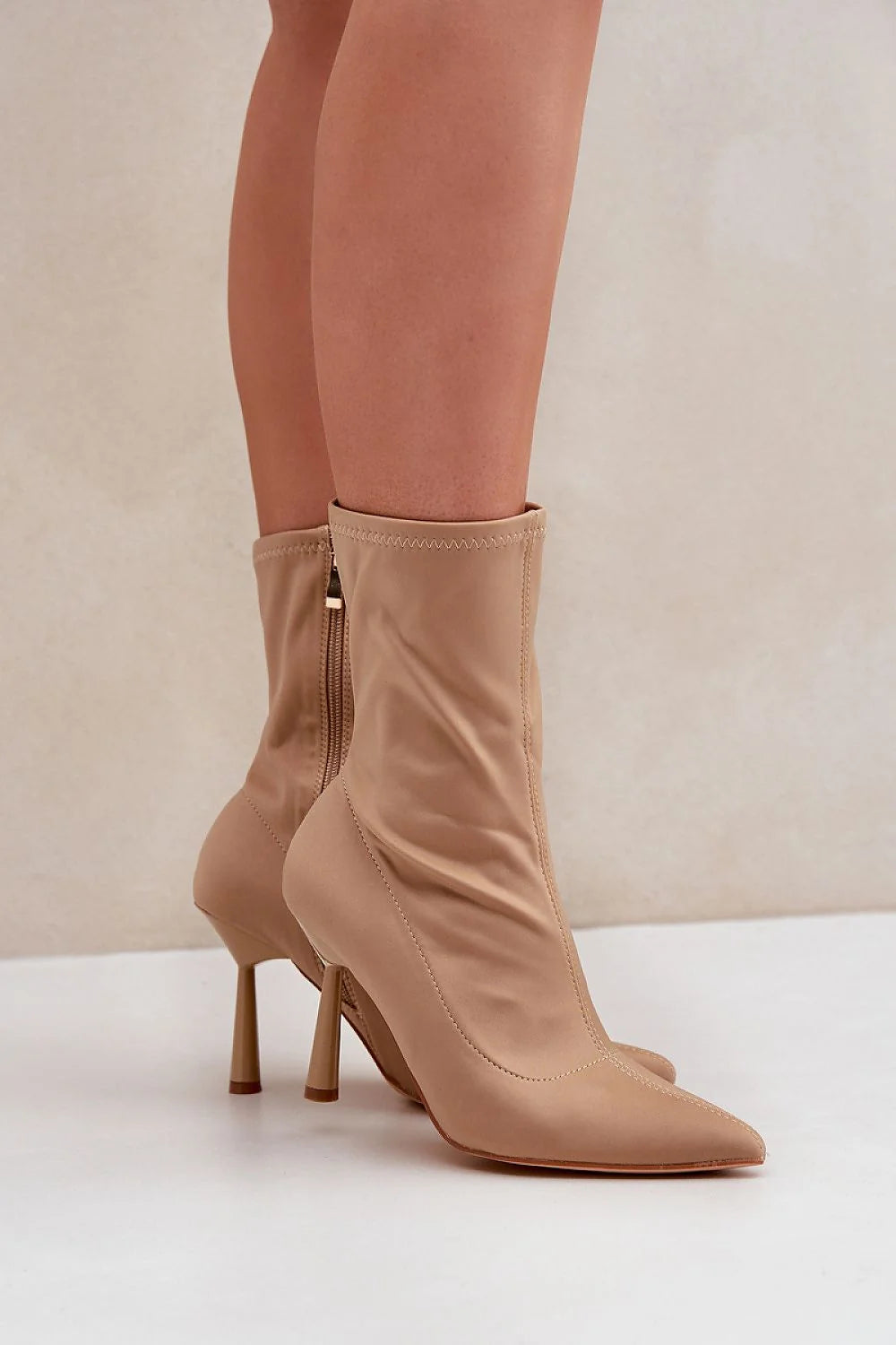 Bottes féminines élégantes talon aiguille 9cm cuir vegan beige zip latéral design ajusté longueur genou femme