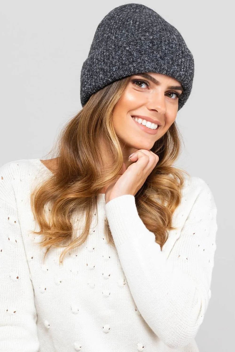 Bonnet pour femme élégant hiver 2023 style moderne coloris gris foncé matériau laine doublure confortable ajustement parfait
