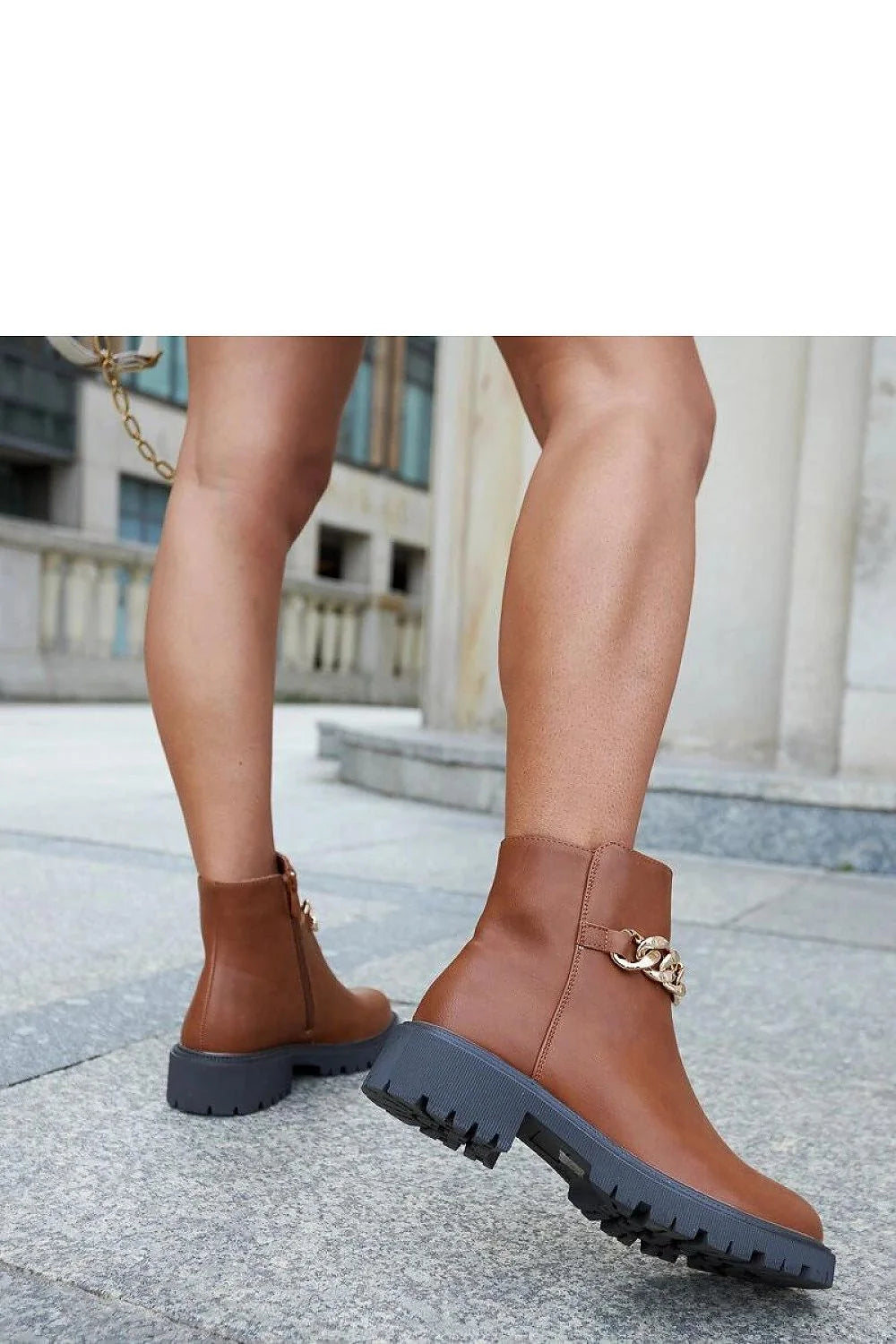 bottines femme cuir brun lisse cognac chaîne métallique dorée semelle caoutchouc noir crantée épaisse montante cheville fermeture éclair