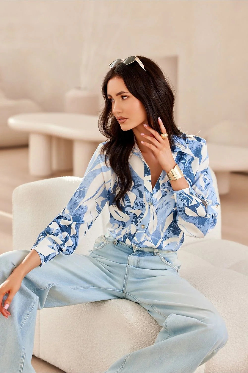 Blouse femme à motif floral bleu et blanc manches longues col V boutons dorés polyester 100 % coupe classique