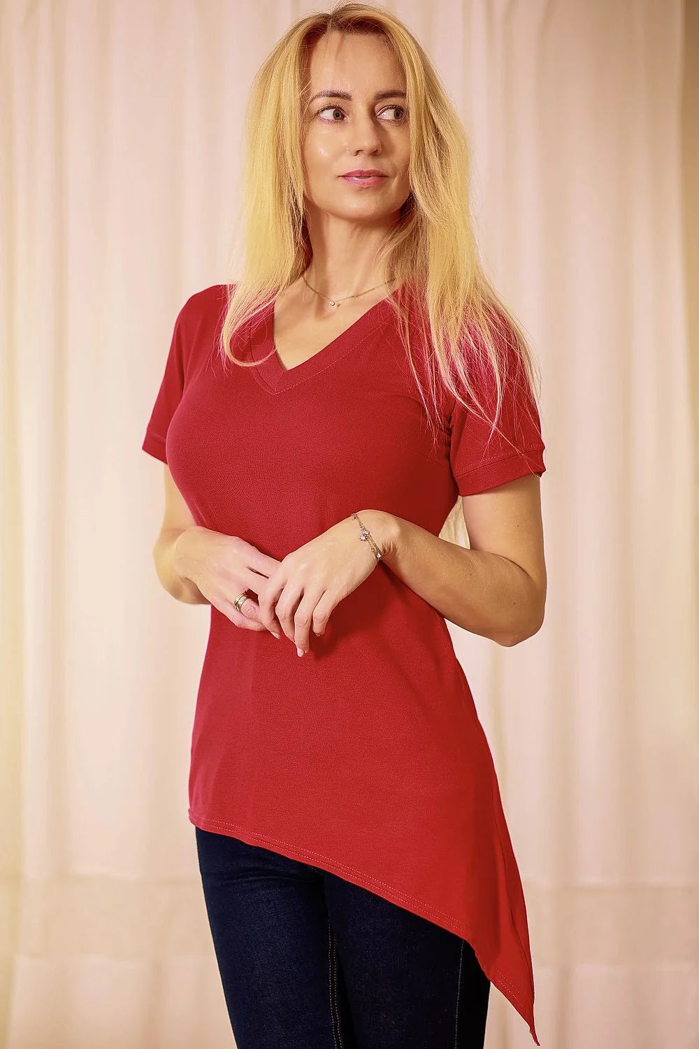 T-shirt femme mode couleur rouge vif col V manches courtes coupe ample style casual chic