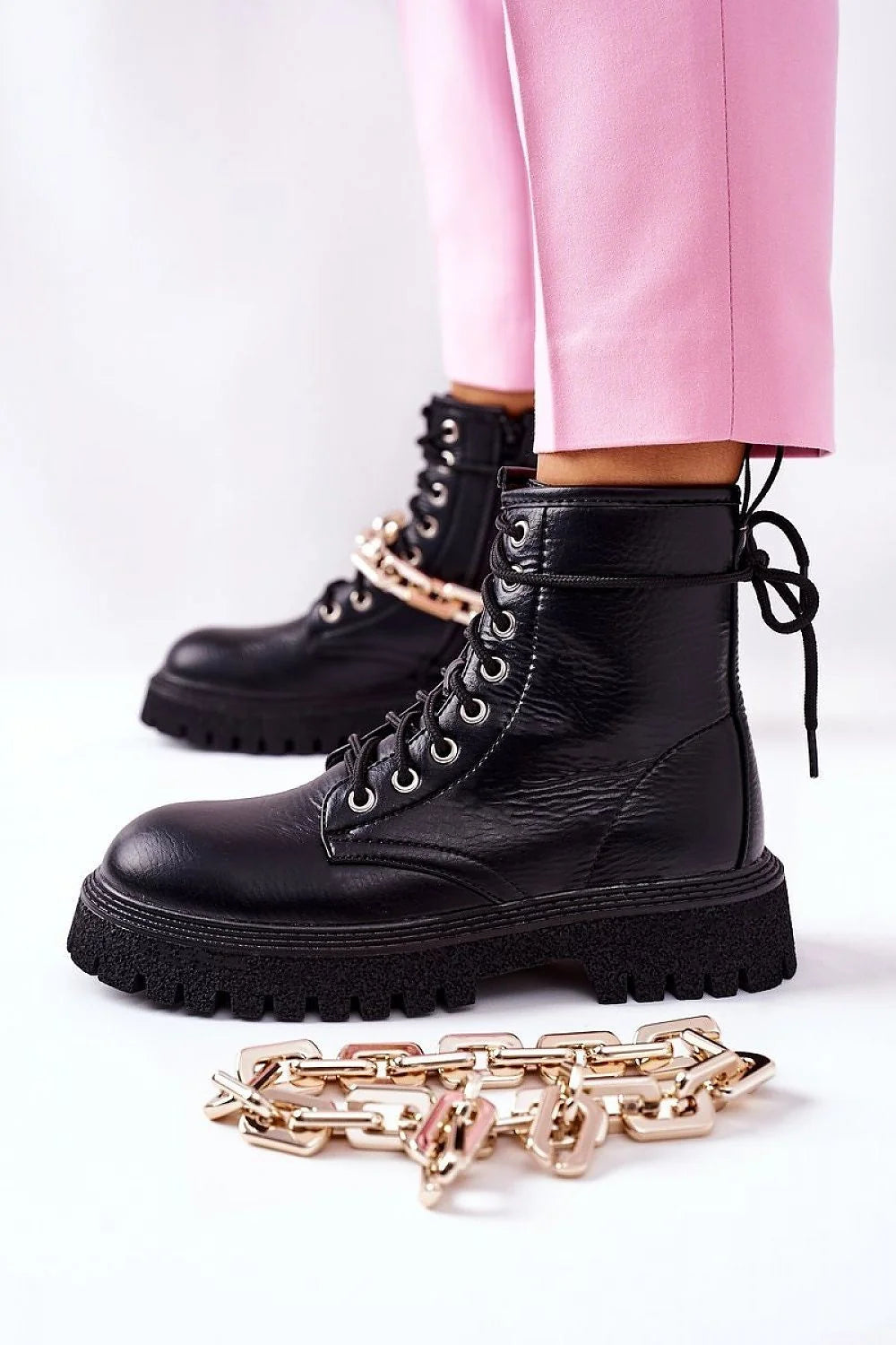 Bottes Step in style en cuir synthétique style combat fermeture éclair côté maintien cheville chaines dorées femmes