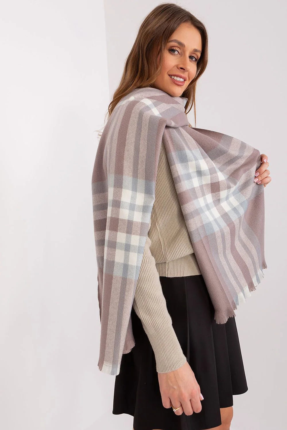 écharpe femme longue oversize plaid carreaux tartan taupe rosé bleu pâle écru grande taille tissée douce chaude franges courtes enveloppante