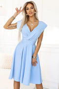 Robe de cocktail élégante pour femme, style moderne, bleu pastel, manches structurées, encolure V profond, taille ajustable, jupe évasée, polyester 100%, occasion spéciale, soirée, mariage, réception, sortie élégante