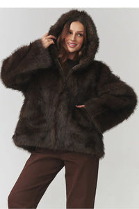 veste femme fausse fourrure capuche oversize courte marron foncé dense brillante chaude légère zippée poches manches larges coupe droite italienne