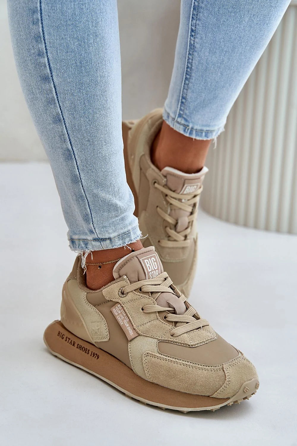 Baskets féminines modernes en cuir naturel et suedé Big Star Step in style confortables sport casual