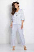 Pyjama féminin élégant à pois noirs sur fond blanc, matelas hypoallergénique, coupe droite, manches longues, col à revers, pantalon assorti