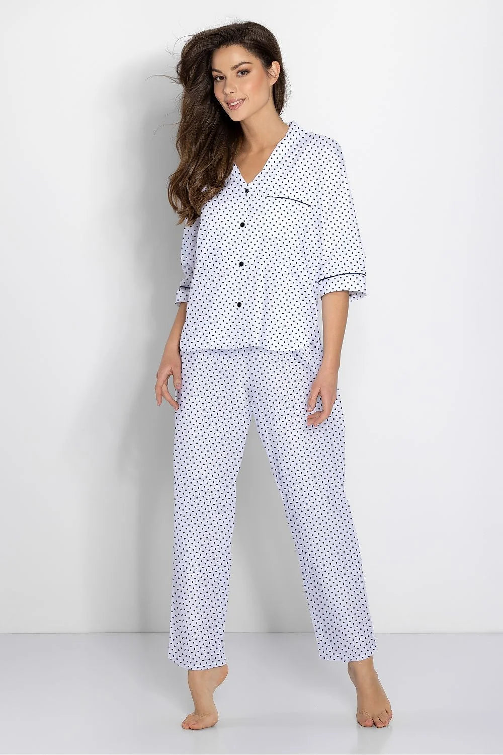 Pyjama féminin élégant à pois noirs sur fond blanc, matelas hypoallergénique, coupe droite, manches longues, col à revers, pantalon assorti