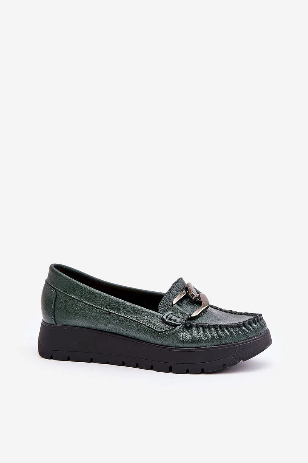 Mocassins femme style moderne cuir texturé vert foncé détail métallique boucle semelle compensée plateforme