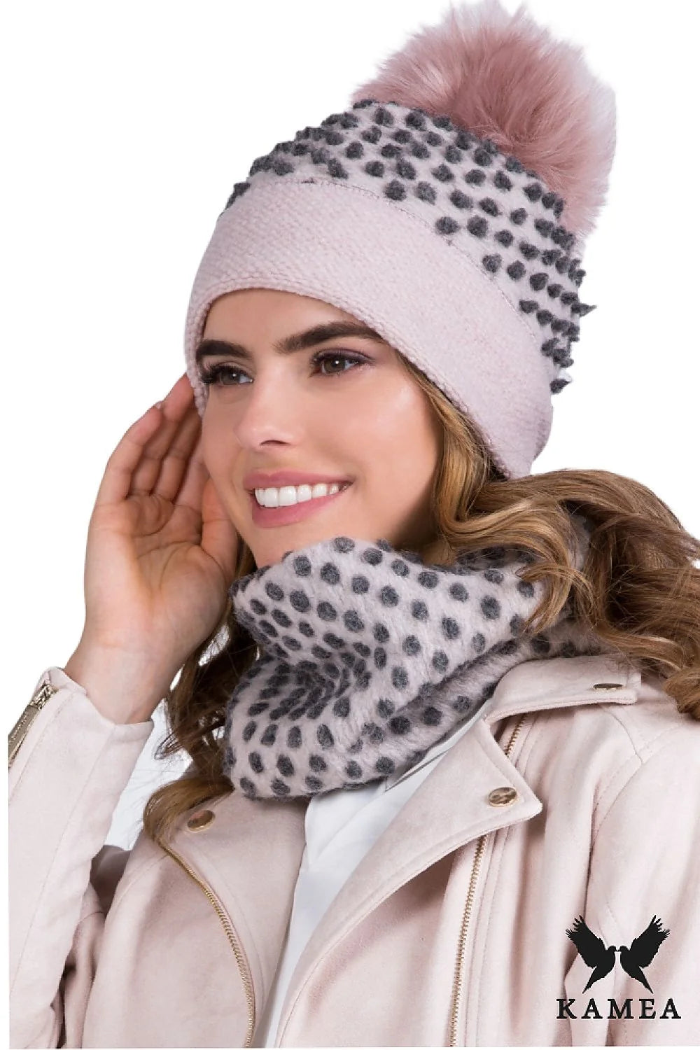 Ensemble Kamea bonnet écharpe mode féminine hiver 2023 style urbain polka dot texture relief rose pâle gris foncé pompon éco doublure polaire