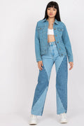 Veste en denim style classique denim bleu clair col rabattu boutons métalliques poches à rabat coupe ajustée look casual mode femme