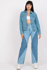 Veste en denim style classique denim bleu clair col rabattu boutons métalliques poches à rabat coupe ajustée look casual mode femme